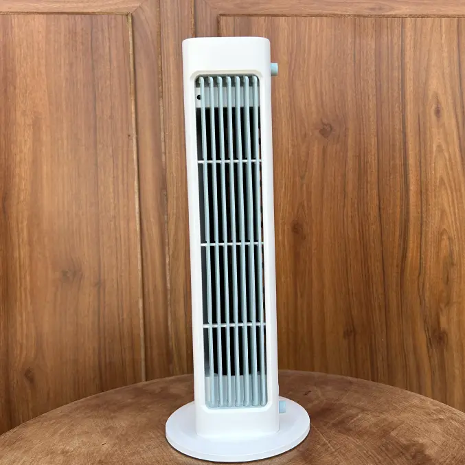 Qinux BreezaMax Tischventilator im Raum