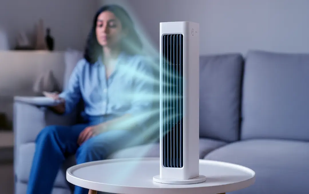 Qinux BreezaMax erzeugt kühlen Luftstrom im Wohnzimmer